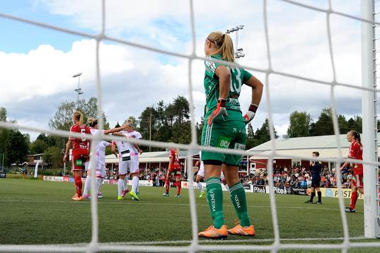 Rosengårds Anja Mittag gör 4-2 bakom Piteås målvakt