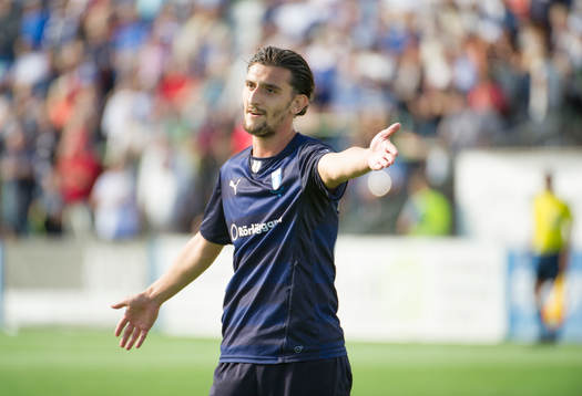Malmö FFs Agon Mehmeti diskuterar med domaren