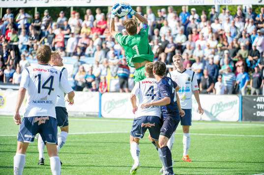 Gefles målvakt Emil Hedvall räddar en hörna