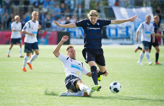 Malmö FFs Simon Kroon jagas av Gefles Anders Wikström