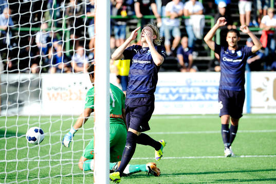 Malmö FFs Simon Kroon och Agon Mehmeti deppar