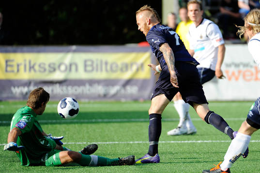 Gefles målvakt Emil Hedvall räddar ett skott från Malmö