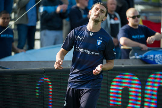 Malmö FFs Agon Mehmeti  deppar