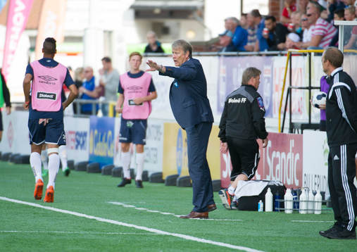 Malmö FFs tränare Åge Hareide manar på sina spelare