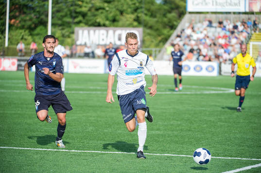 Gefles David Fällman med boll jagas av Malmö FFs Agon