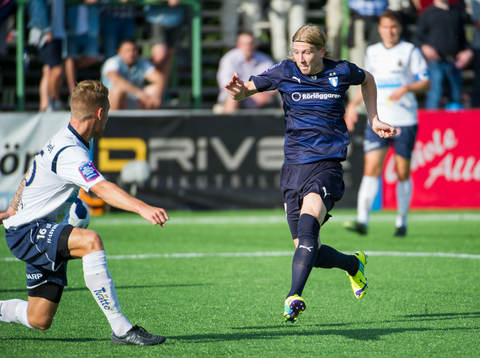 Malmö FFs Simon Kroon skjuter medans Gefles David Fällman