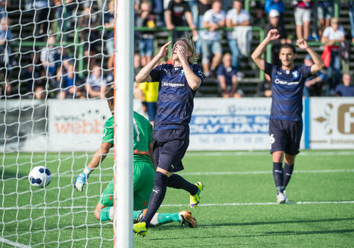 Malmö FFs Simon Kroon och Agon Mehmeti  deppar