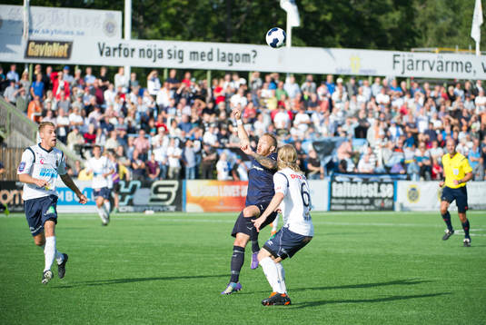 Malmö FFs Magnus Eriksson i närkamp mot Gefles Jesper