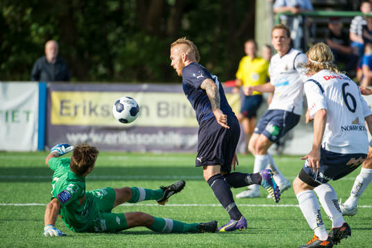 Malmö FFs Magnus Eriksson i en duell med Gefles målvakt