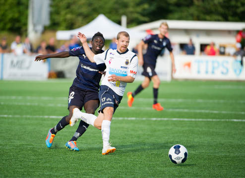 Gefles Jonas Lantto med boll jagas av Malmö FFs Pa Konate