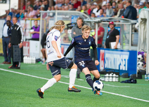 Malmö FFs Emil Forsberg utmanas av Gefles Jesper Florén