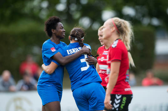 Eskilstunas Kimberley DeCesare ghar gjort 1-1 och grattas
