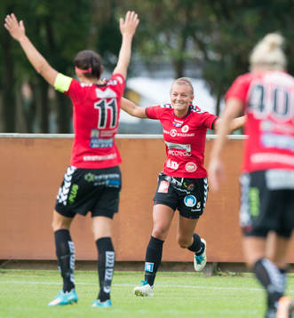 Kristianstads Olivia Welin har gjort 1-0 i matchen i