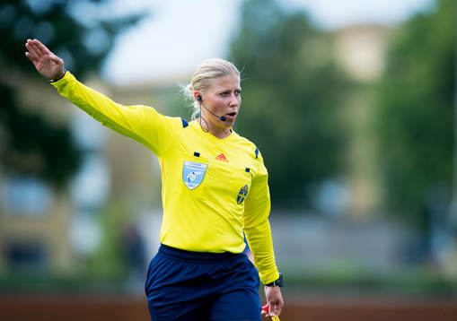 Domaren Sandra Fogelberg i matchen i damallsvenskan mellan