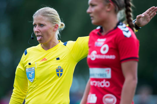 Domaren Sandra Fogelberg i matchen i damallsvenskan mellan