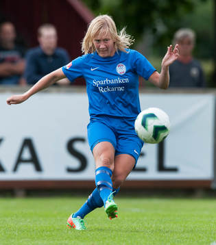 Eskilstunas Sofie Persson i matchen i damallsvenskan mellan