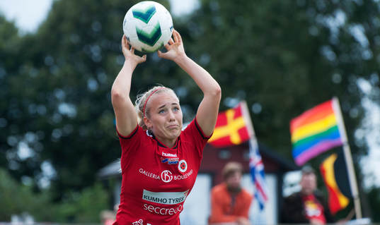 Kristianstads Elisa Vidarsdottir kastar inkast med