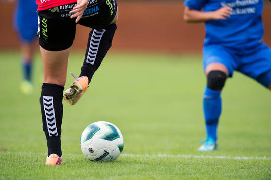 En Kristianstads-spelare fintar i matchen i damallsvenskan