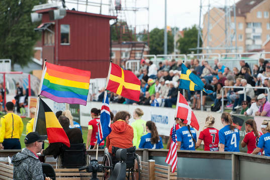 Inmarsch med flaggor i matchen i damallsvenskan mellan