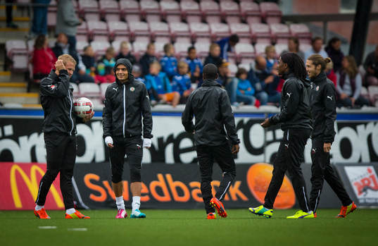 Örebros Ahmed Yasin värmer upp i regnet i Allsvenskan