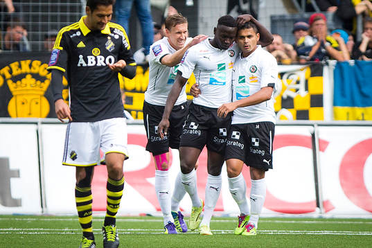 Örebros Alhassan Kamara gör 1-0 och jublar med Marcus