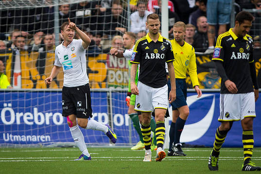 Örebros Marcus Pode gör 2-0 och jublar med Alhassan