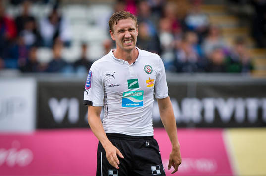 Örebros Marcus Pode grinar illa och blir utbytt