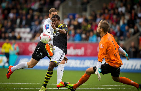 s Kennedy Igboananike mot Örebros målvakt Oscar Jansson