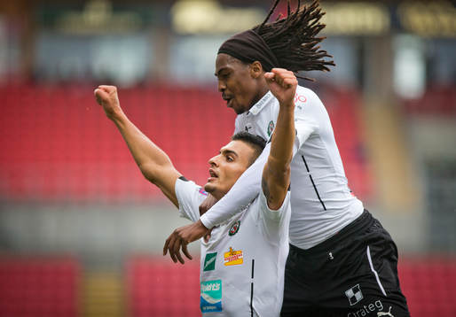 Örebros Ahmed Yasin gör 4-2 och jublar med Ayanda Nkili i