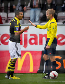 s Nabil Bahoui får gult kort av domaren Glenn Nyberg