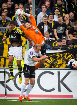 Örebros målvakt Oscar Jansson räddar bollen framför
