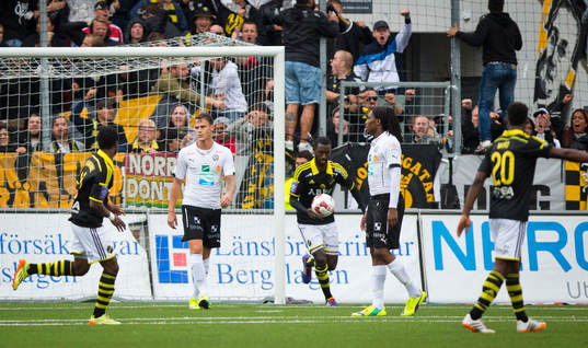 s Kennedy Igboananike gör 3-2 i Allsvenskan mellan Örebro