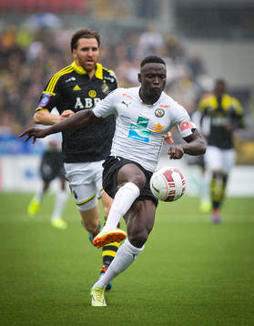 s Nils-Eric Johansson i kamp om bollen i Allsvenskan mellan