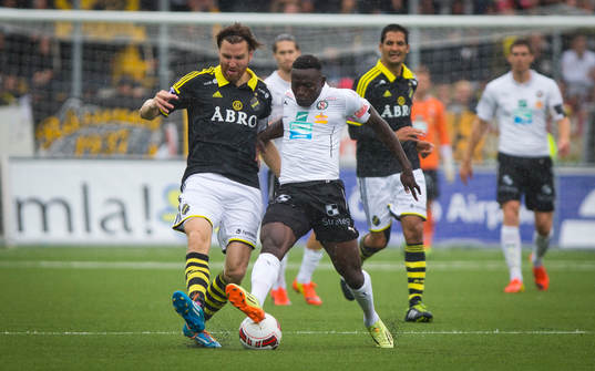 s Nils-Eric Johansson i kamp om bollen i Allsvenskan mellan