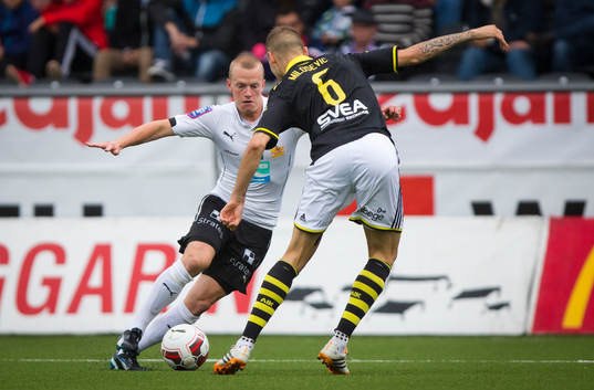 s Alexander Milosevic i kamp om bollen i Allsvenskan mellan