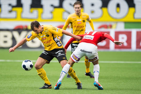 Kamp mellan Elfsborgs Henning Hauger och Kalmars Jonathan