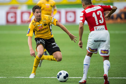 Elfsborgs Marcus Rohdén täcker skott av Kalmars Emin Nouri