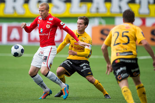 Kalmars Tobias Eriksson uppvaktas av Elfsborgs Adam