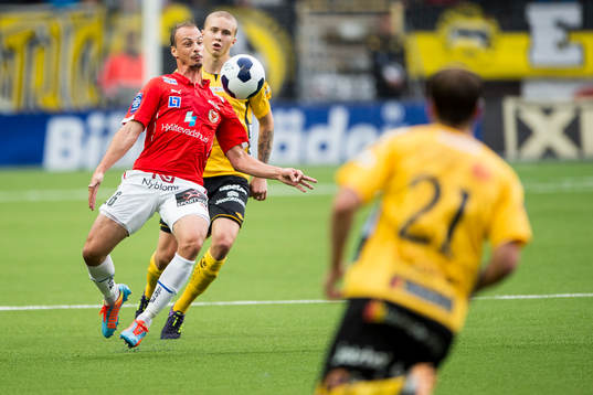 Kalmars Pär Eriksson med Elfsborgs Sebastian Holmén  i