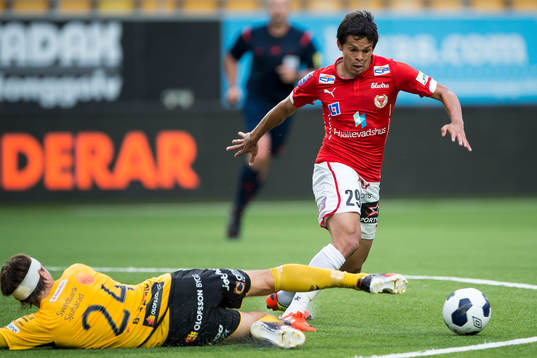 Kalmars Romário Pereira Sipião tar sig förbi Elfsborgs