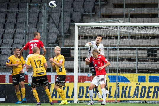 Elfsborgs målvakt Kevin Stuhr-Ellegaard boxar undan bollen