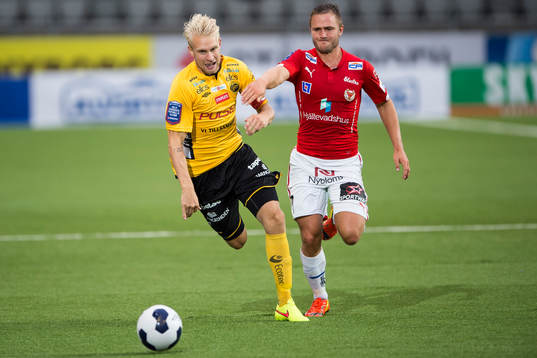 Elfsborgs Johan Larsson och Kalmars Mats Solheim kämpar om