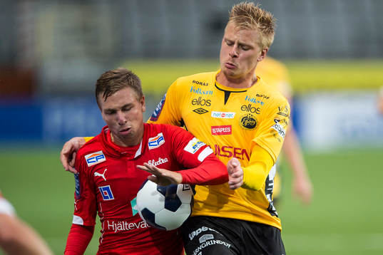 Kamp mellan Kalmars Jonathan Ring (v) och Elfsborgs Per