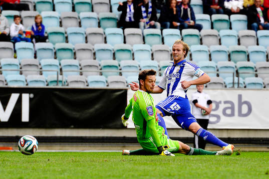 IFK Göteborgs Gustav Engvall gör 1-0 bakom
