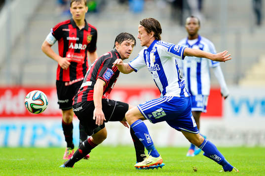 Brommapojkarnas Gabriel Petrovic i en duell med IFK