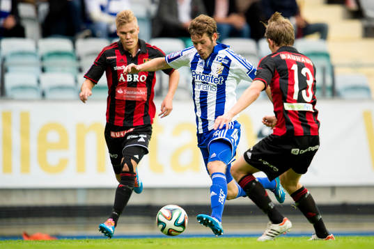 IFK Göteborgs Ludwig Emil Salomonsson går förbi