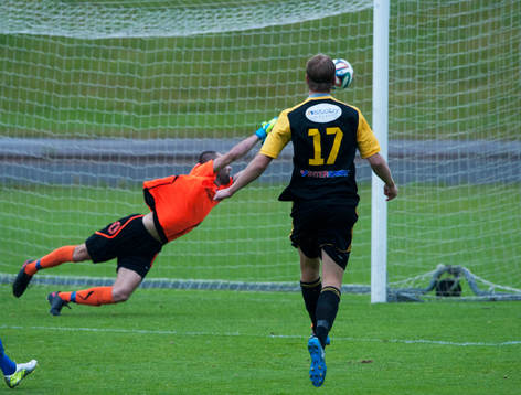 IFK Hässleholms Filip Ranmo kvitterar till 1-1 i matchen i