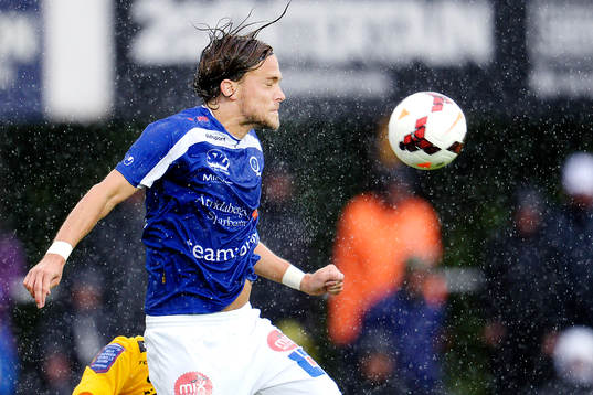 Åtvidabergs Tom Pettersson nickar undan bollen