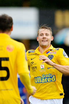 Falkenbergs Patrik Ingelsten (th) jublar