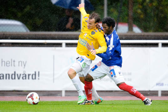 Åtvidabergs Mohammed Abubakari drar i Falkenbergs Anton